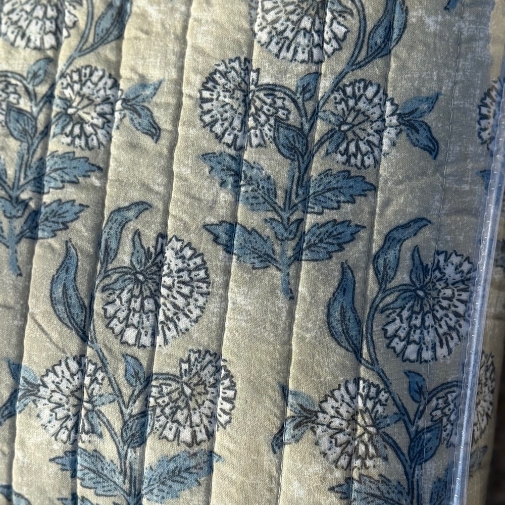 ⚡️  FLASH SALE  ⚡️Frontgate Floral Cotton Quilt - Queen - NWT - Picture 4 of 14